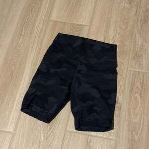 Lululemon Wunder Train High-Rise Camo Shorts size 6